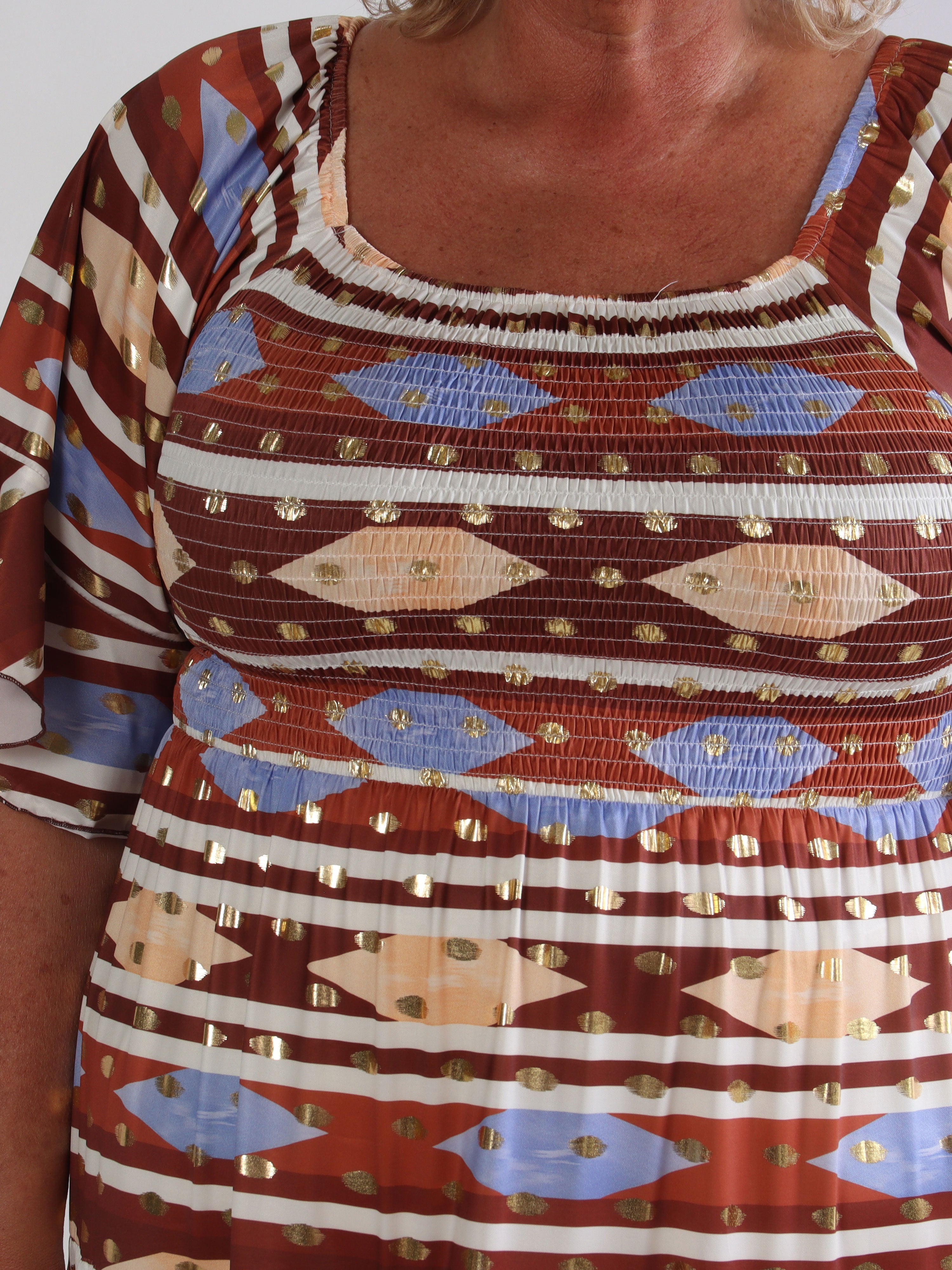 Elna Festive Midi - Plus size kjole i flerfarvet mønster, guld dutter og smock henover brystet